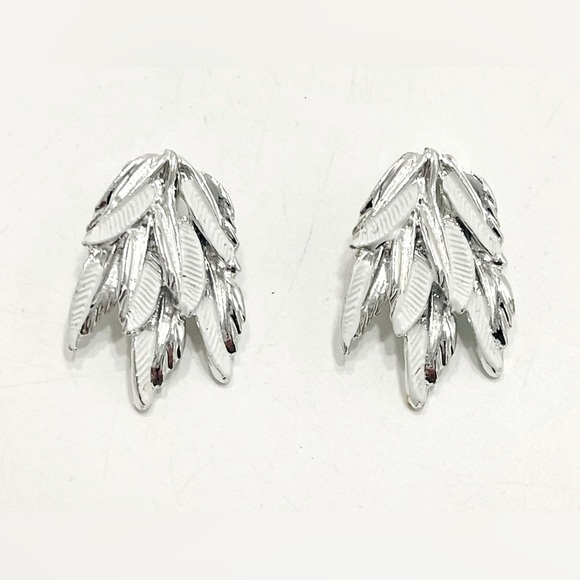 3/$18 Vintage Silver & White Leaves Clip-on Earrings Feathers Wings Leaf - Picture 1 of 3